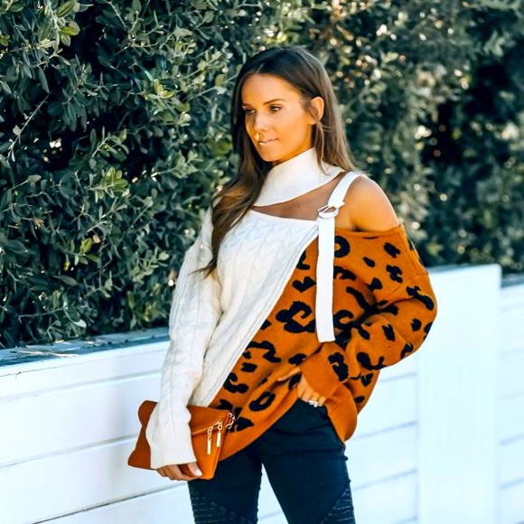 TEXTURED And LEOPARD Print Buckle Accent SWEATER - Picture 2 of 5